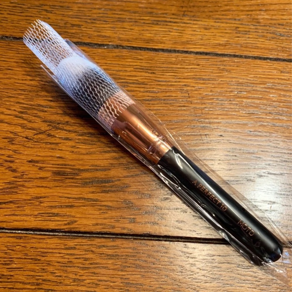 A Perfect 10 Tapered Makeup Brush